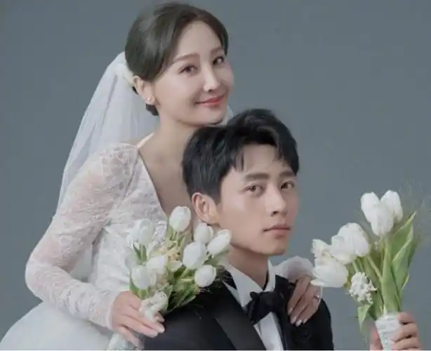 当然,魏晨晒自己的老婆,不仅网友看着很有爱,粉丝也都被喂了一把好