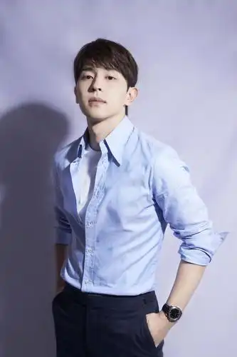 邓伦月白蓝衬衫造型