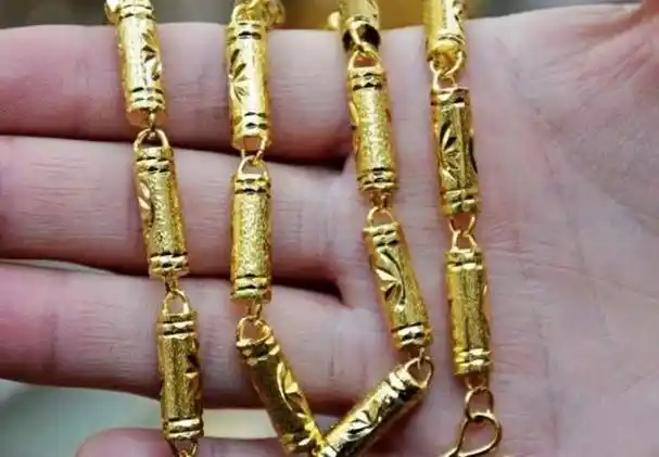 那么咋个去佩戴黄金项链呢?空空我来给大家讲两句.