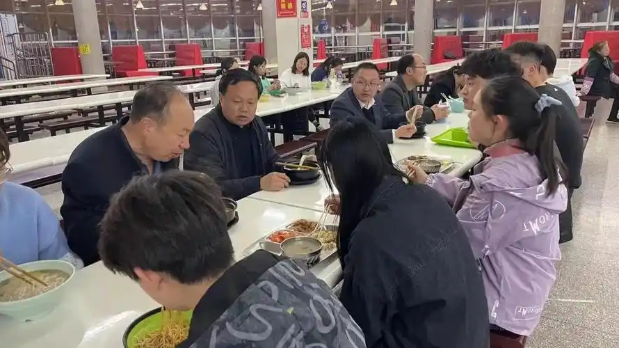 学校领导陪餐关心食堂工作