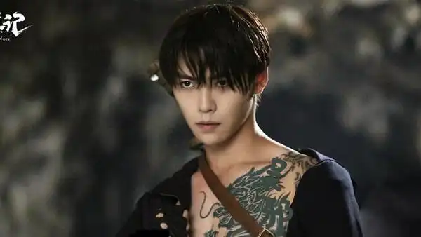 张起灵,同样的位置,人家的纹身上纹了"九天龙女",你什么时候去纹个"