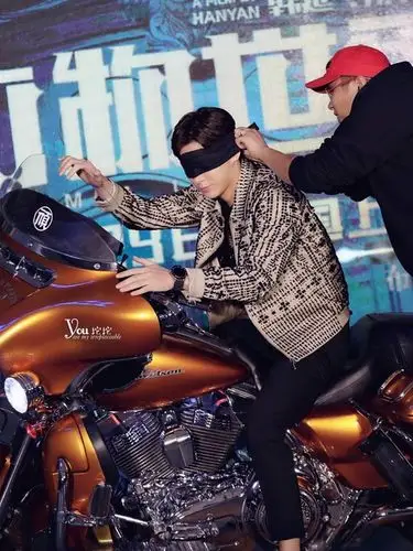 来看看小生们的蒙眼造型吧