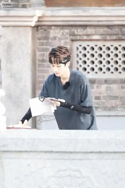 蓝色运动造型77发带运动感满满……|严浩翔|全员加速中_新浪新闻