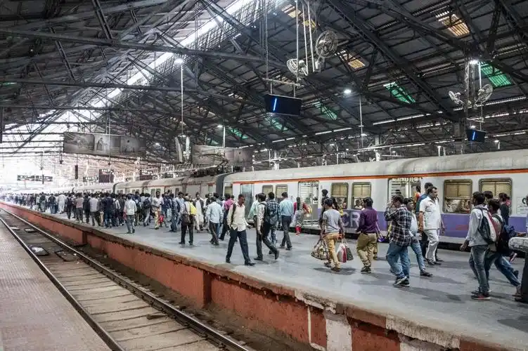 印度孟买地铁实拍:全程车门大开,上车不用检票,看不到工作人员