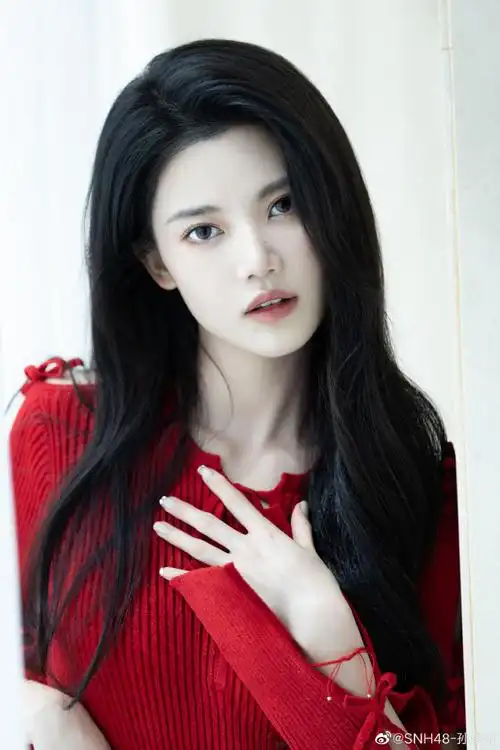 孙珍妮红色针织上衣写真##孙珍妮红上衣造型写真