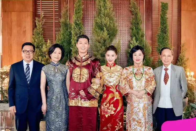 何超莲窦骁公开婚礼照片,伴手礼好豪气,赌王三太首