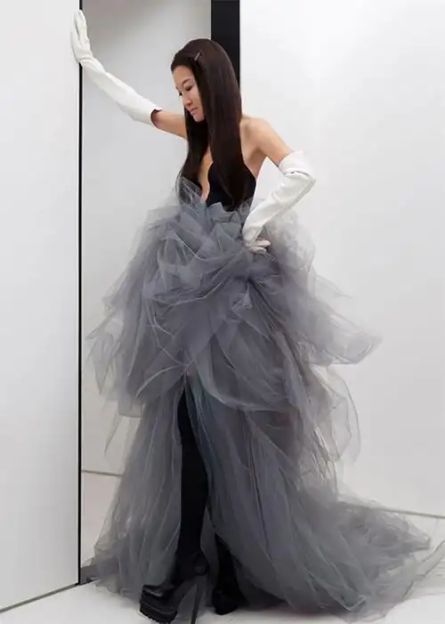 71岁王薇薇亲自穿上婚纱摆拍