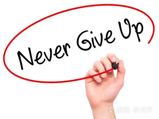 男人手在视觉卵石上用黑色记号笔写永不放弃