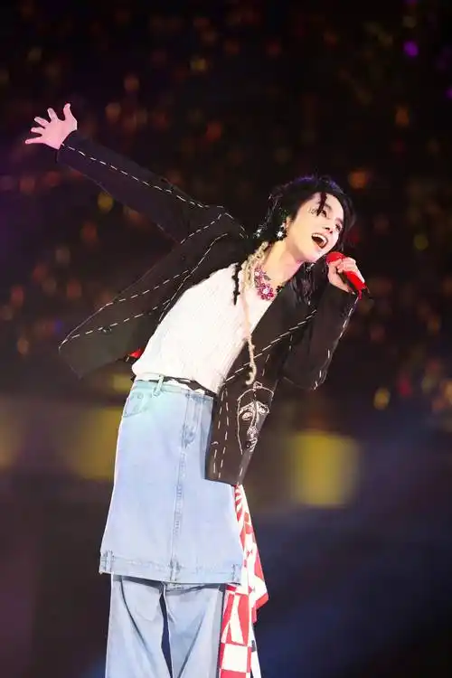 华晨宇也在微博官宣火星演唱会将于10月21日首次"降临"南京,我们不见