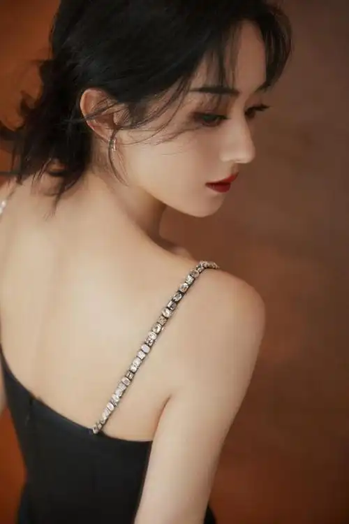 35岁赵丽颖近照曝光,卷发配白裙清纯甜美,手臂肌肉意外抢镜