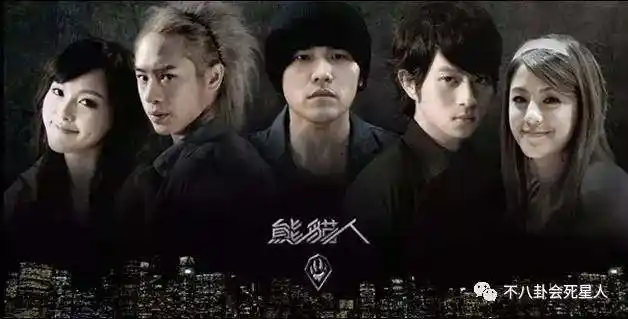 2012年的时候宇豪单飞加入"小宇宙"组合,但是这个组合持续时间也是