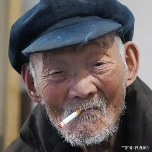农村老爷爷102岁喝酒抽烟80多年儿子说管不了咋回事