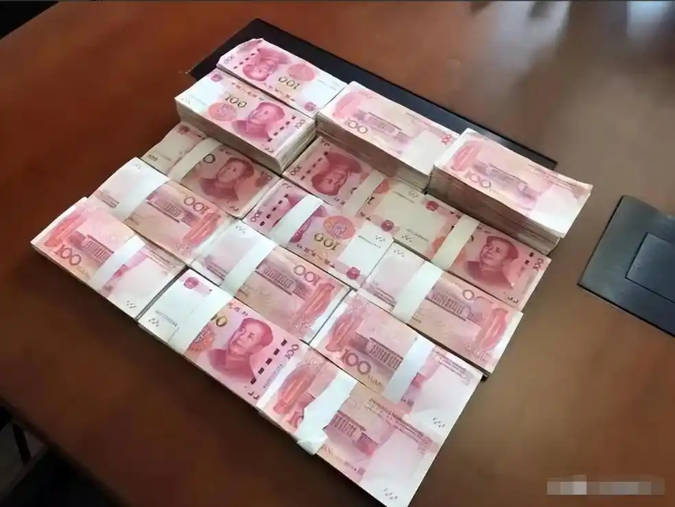 医疗反腐升级,院长睡不着!现金20万一捆提着回家,不贪心里痒痒