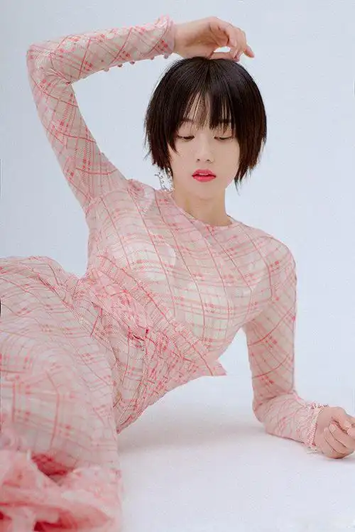 此前,陈泇文因在热播剧《沙海》中饰演沈琼让网友印象深刻,此次《黄金