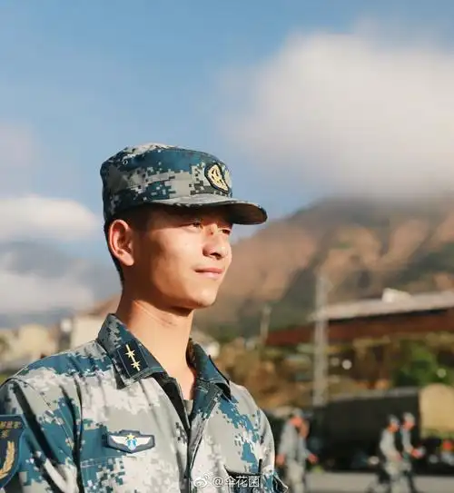 他们的每一个笑容是温暖的希望他们遇上的解放军叔叔在他们心中埋下