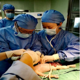 新生儿外科手术现场