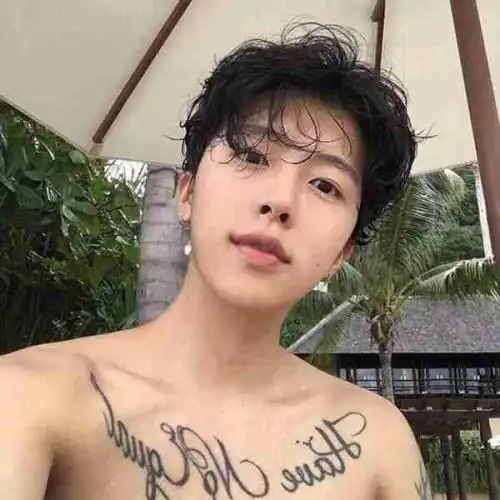 外国纹身男人沧桑图片_微信头像图片大全