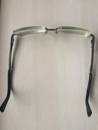 先天性散光700度,每副眼睛都是4000元起,在美国时候摔坏了镜片去