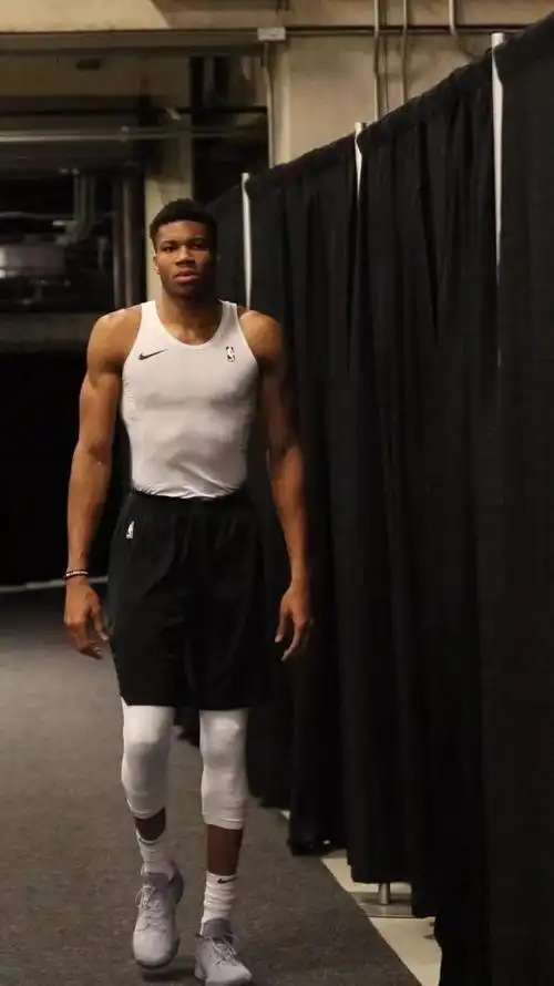 字母哥的身体素质变强,姚明当年能做到,周琦:我也可