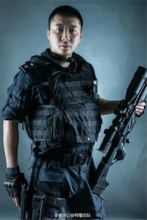 高清:重庆特警婚纱照爆红网络 引网友热议【8】