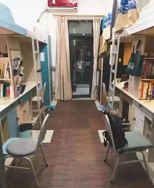 大学新生9月入住豪华新宿舍,16人间的直接哭晕.