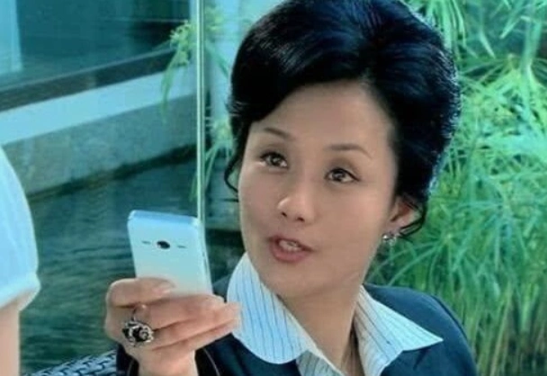 她是《流星雨》慕容云海的妈妈,如今戴上眼镜如20岁少女,是心动啊