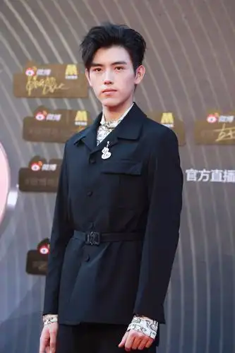 陈飞宇亮相红毯身材消瘦 自曝为角色瘦15斤