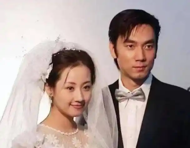 面对妻子的理解和体贴,林依轮十分感动,把自己这些年赚到的钱全都交给