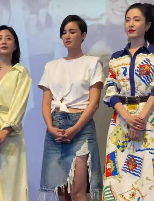 41岁殷桃瘦了扎双马尾皮肤紧致嫩回少女与黄小蕾同框更显年轻