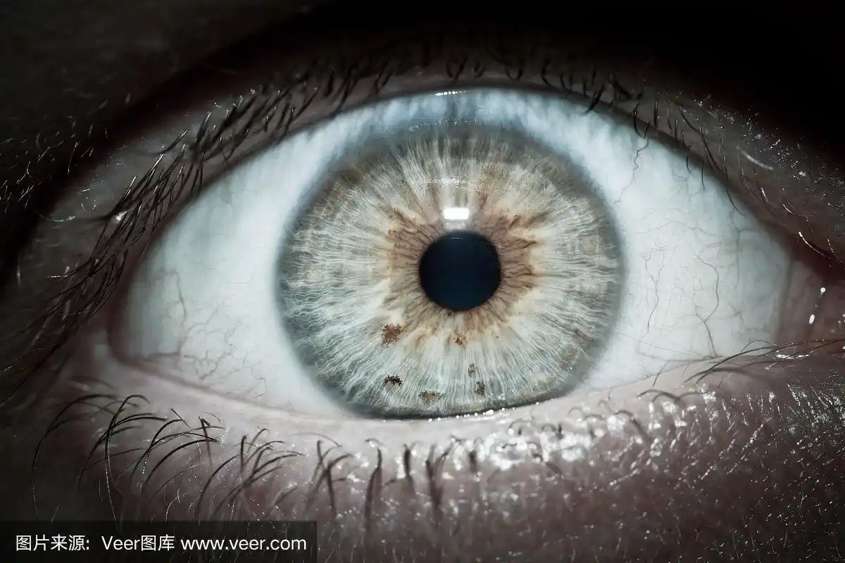 眼睛惊恐地