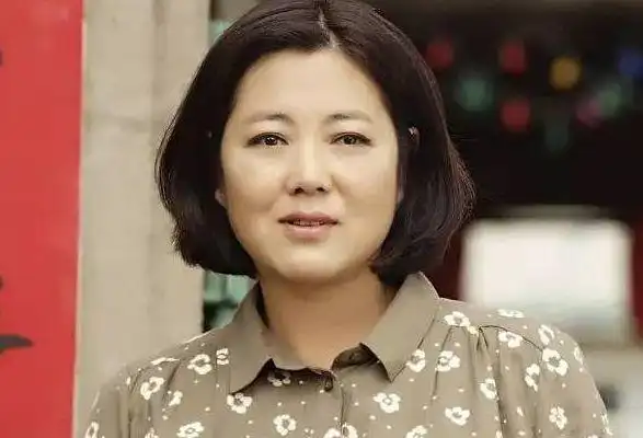 上海戏剧学院表演系的王茜华再次考进北京人民艺术剧院,担任话剧演员