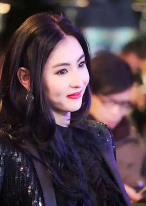 张柏芝近照流出网友感叹好美烈焰红唇抢眼