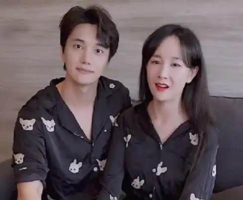 张檬携老公跳舞被疑怀孕,宽松连衣裙显小肚腩,网友却关注小五