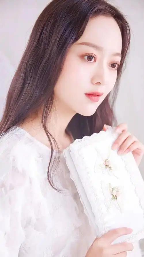 长发气质美女落落大方干净纯美