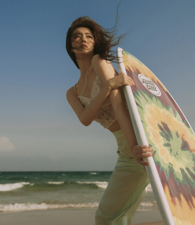 徐璐的泳装大片,不仅少女感满满,被吹乱的头发还增添了独特魅力!_作品