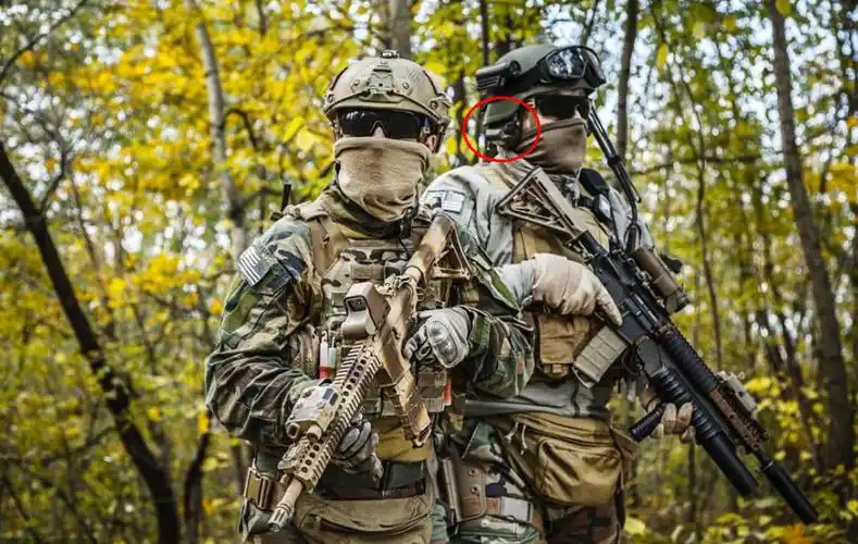 美军特种兵上战场,为什么总是带着耳机?不是用来听歌的