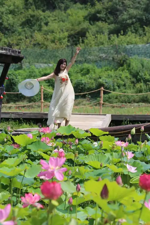 美女在老院子风景区