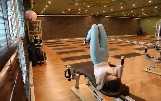 女星刘芊含穿紧身健身服运动展现优美身姿简直让人羡慕和嫉妒