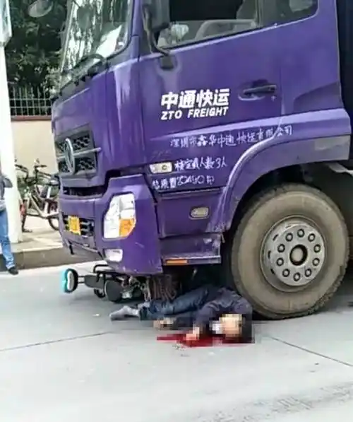 头部流了满地的血,一动不动,惨不忍睹电动车车主倒在大货车车头下一辆