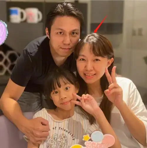 "甜歌天后"卓依婷罕晒近照!不化妆皮肤白嫩,一旁老公五官帅气