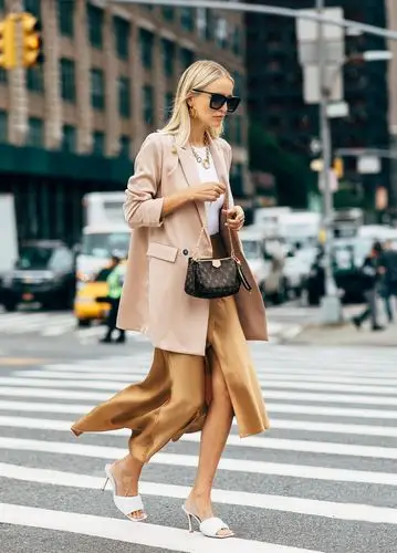 p6,西装外套扣上扣子后,如何穿出时尚感而不显死板?