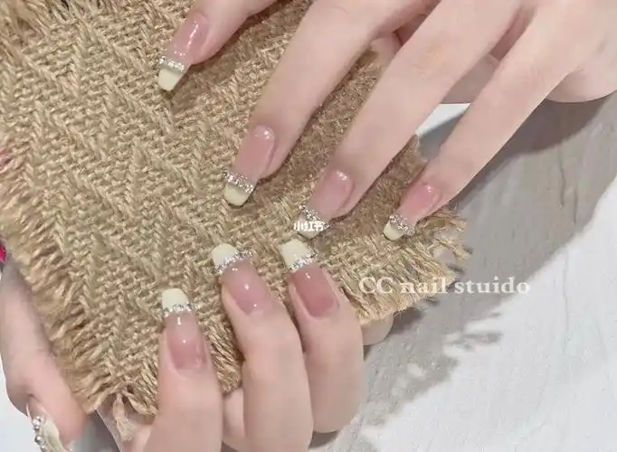 半法式贴钻美甲