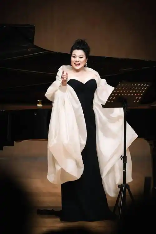 黄英作为杰出的国际知名女高音歌唱家于2013年荣归故里,受聘成为母校