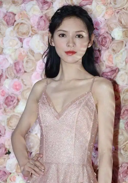 一袭v领长裙不仅勾勒出了张予曦的曼妙身材,更加突出了她完美的锁骨