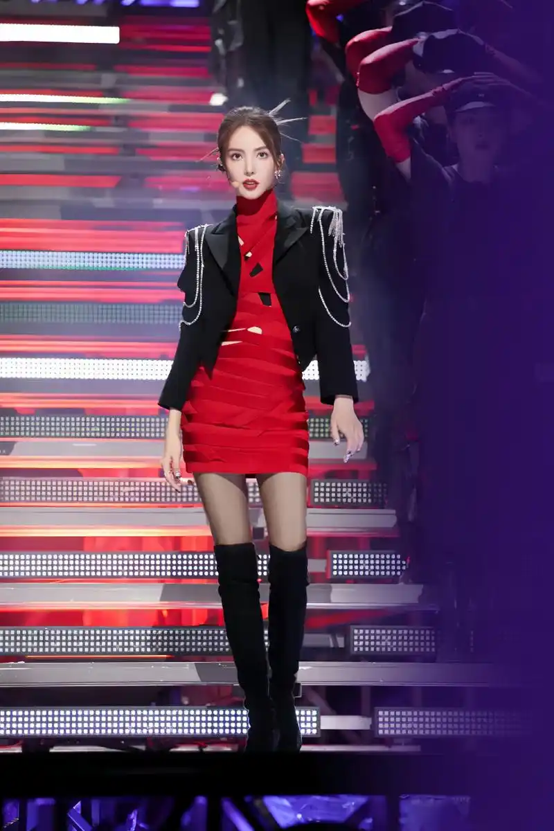 金晨丝袜美腿配长靴,台风感十足