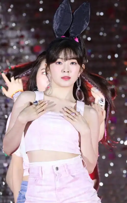 裴珠泫穿背心套装裙跳舞抬手的那刻网友炸锅感觉不会再爱了