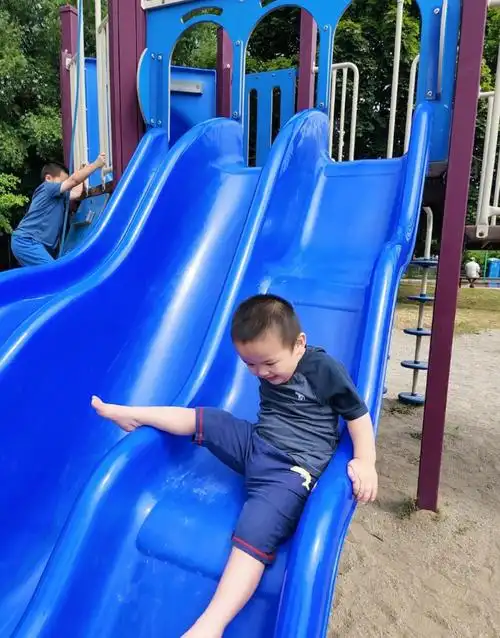 娃娃们的最爱快乐滑滑梯