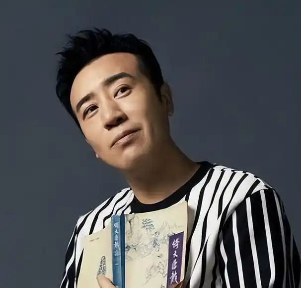 于和伟,一个出生在东北小乡村的孩子,经历了家庭的变故和学业的波折