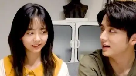 谭松韵坐沙发上偷瞄张新成,不料被张新成发现,张新成眼神太宠溺了