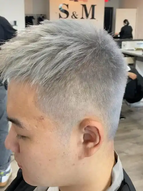 芝加哥唐人街sm发廊男士发型漂染灰白色